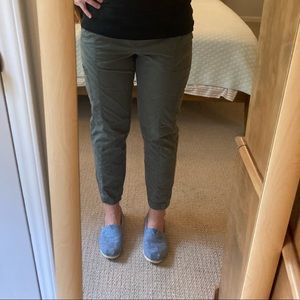 Eddie Bauer elastic waistband olive cargo pants